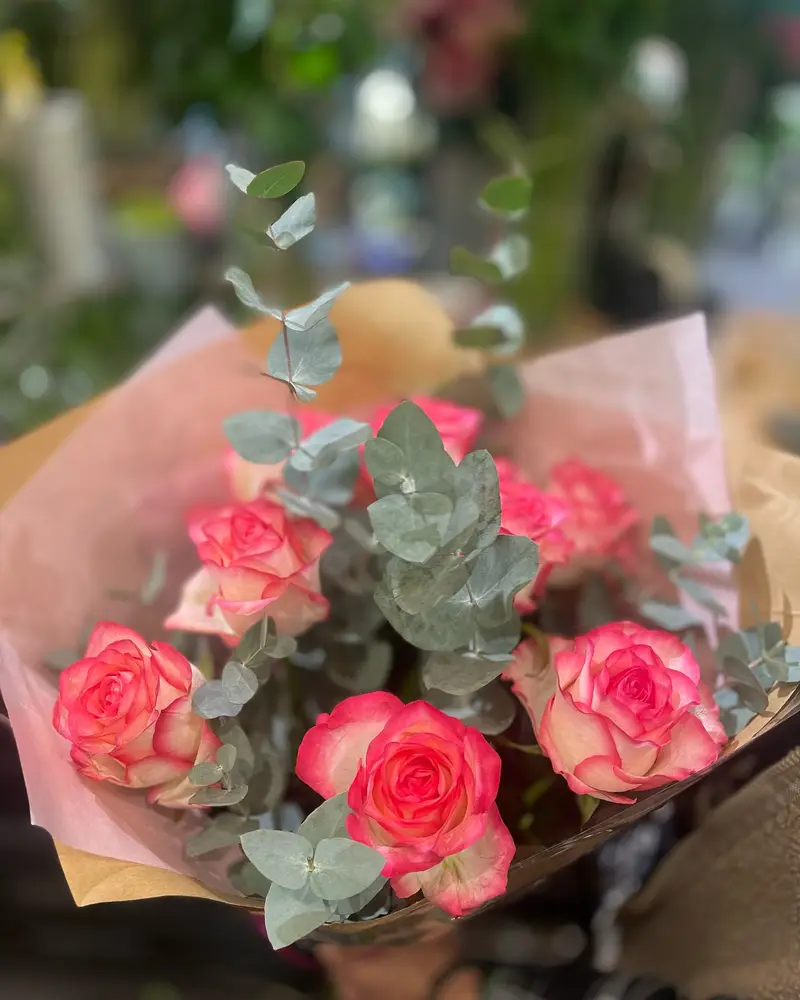 Bouquet de roses roses et de feuillage