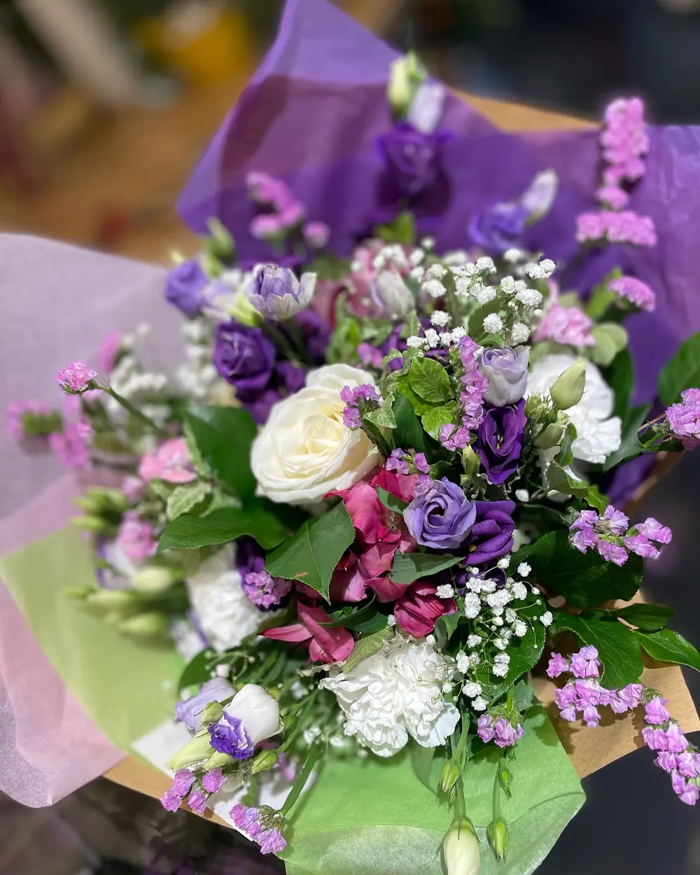 Bouquet de fleurs blanches et violettes dans son emballage