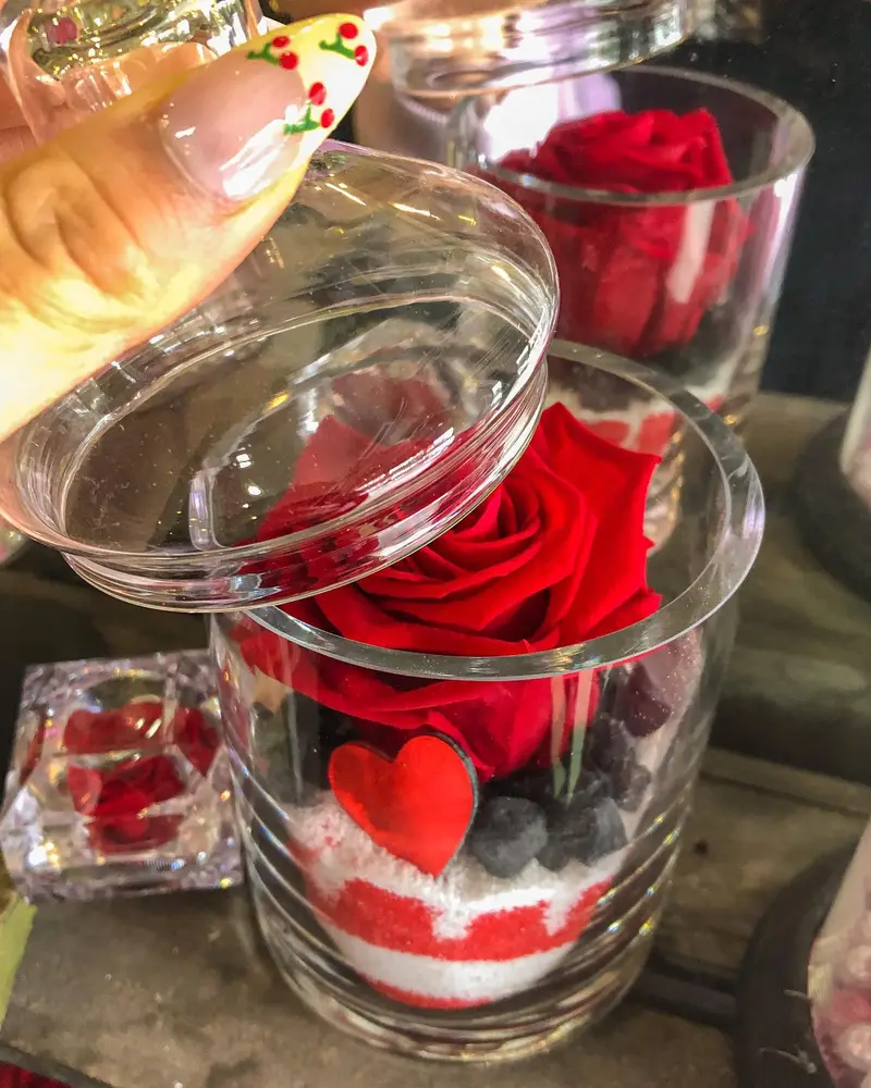 Rose éternelle rouge sous cloche de verre
